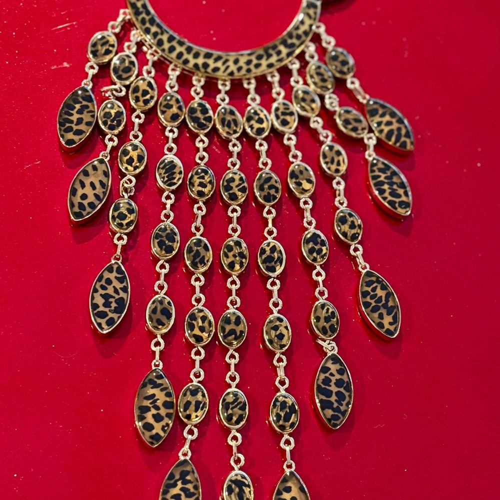 Long chains of leopard and gold beads 
On a choker, very elegant!